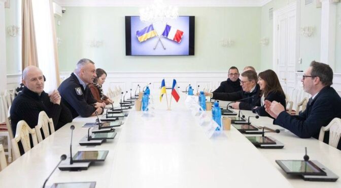 Міська голова Парижа Анн Ідальго відвідала Київ та передала генератори