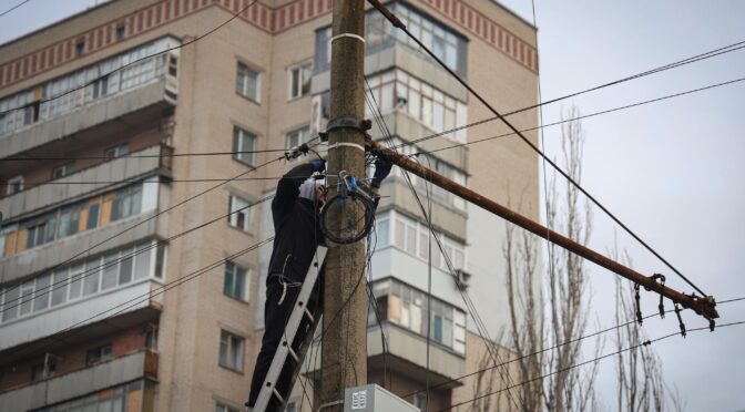 У Херсонській області відновлюють електропостачання після обстрілів