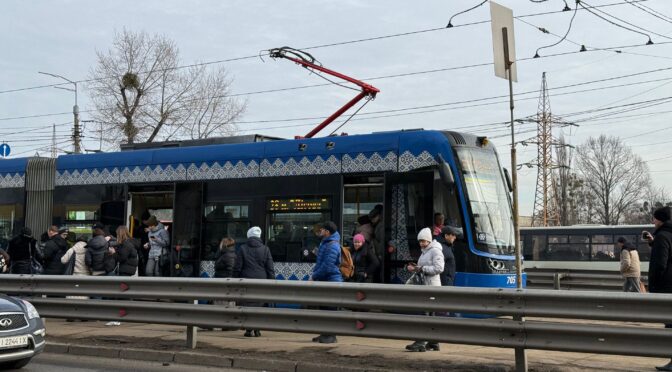 Електротранспорт відновлює роботу на лівому березі Києва