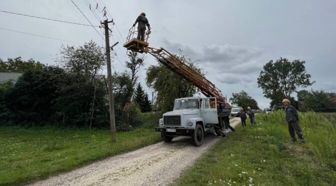 На Львівщині через сильний вітер без електропостачання залишилися 180 населених пунктів