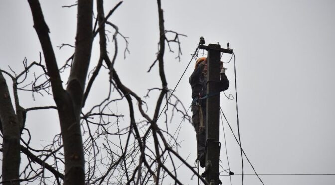 Ситуація з електропостачанням в Україні: обстріли та негода впливають на споживачів