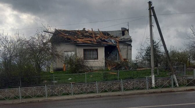 Негода на Тернопільщині: знеструмлення, пошкоджені будинки та повалені дерева