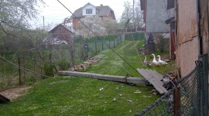 Негода на Прикарпатті спричинила аварійні відключення електроенергії