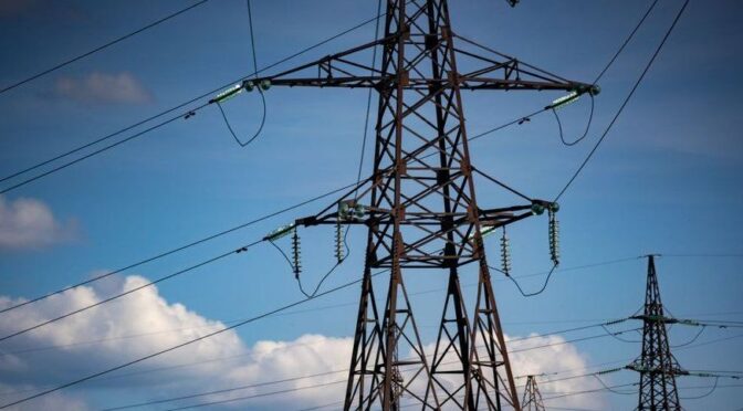 Відключення електроенергії в Україні через обстріли та негоду