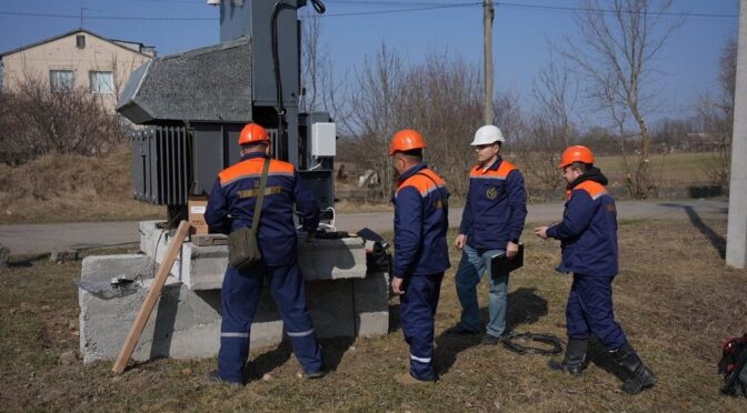 Ветерани-енергетики відновлюють електропостачання на Вінниччині