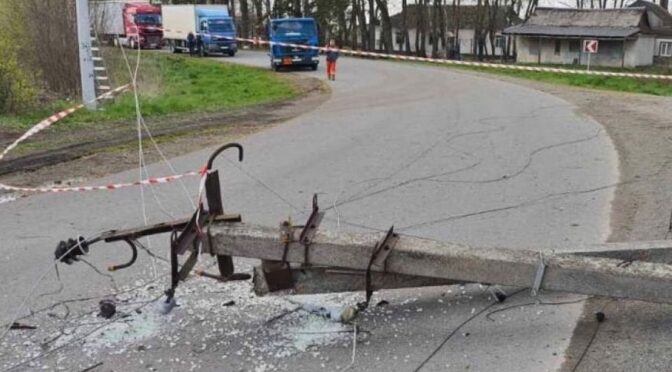 Шквальний вітер залишив без світла тисячі жителів Хмельниччини
