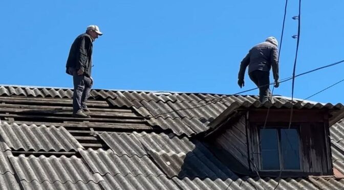 На Львівщині після буревію вітер пошкодив дахи та знеструмив 180 населених пунктів