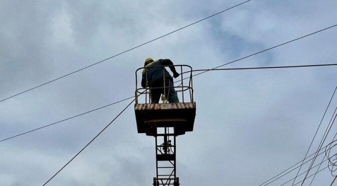 На Сумщині понад 10 тисяч абонентів залишилися без світла через негоду та обстріли